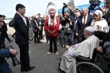 Papież Franciszek na wózku inwalidzkim podczas "pielgrzymki pokutnej" w Kanadzie