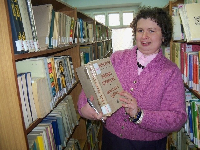 Dyrektor biblioteki w Prudniku Małgorzata Skowronek pokazuje książki, które pójdą na makulaturę.