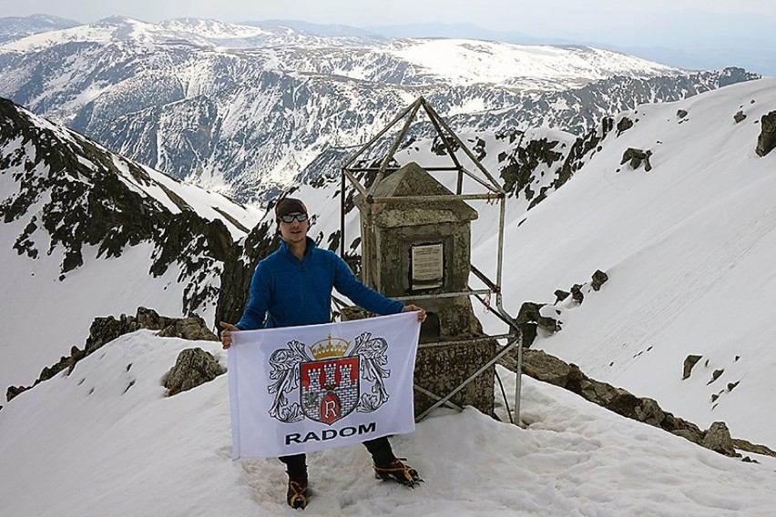 - Nasz wyjazd na Kazbek dedykuję Ludziom Czerwca 76, flaga...