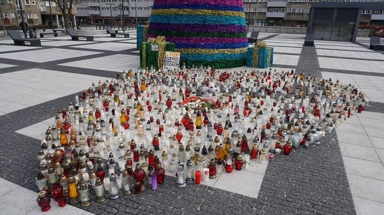 Na placu Nowy Targ we Wrocławiu ułożono serce ze zniczy.