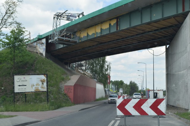 Remont wiaduktu na Nowopszczyńskiej w Żorach, a wraz z nimi utrudnienia dla kierowców potrwają dłużej