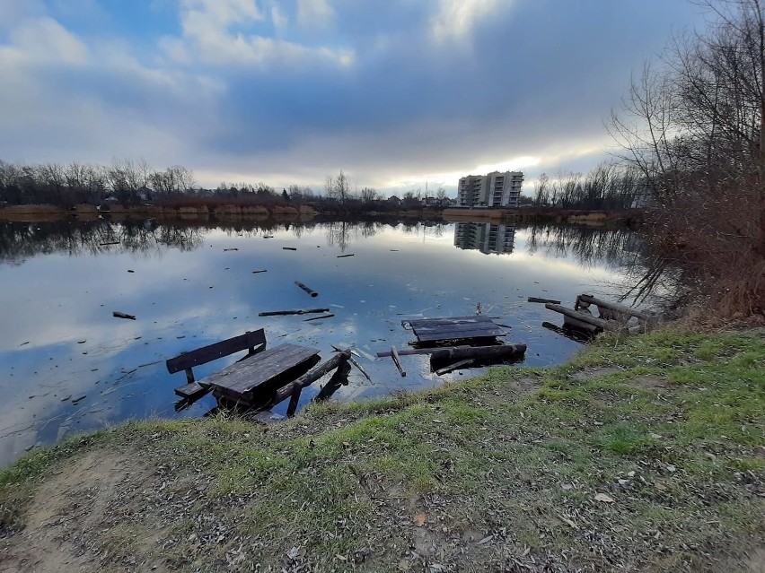 Mikołajkowe dewastacje w Rzeszowie. Wandale zniszczyli „Wodną Karczmę” na Żwirowni i park przy Dominikańskiej [ZDJĘCIA]