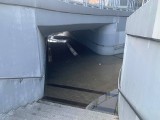 Powódź w tunelu pod rondem Gustawa Herlinga Grudzińskiego w Kielcach. Przejść się nie da [ZDJĘCIA]