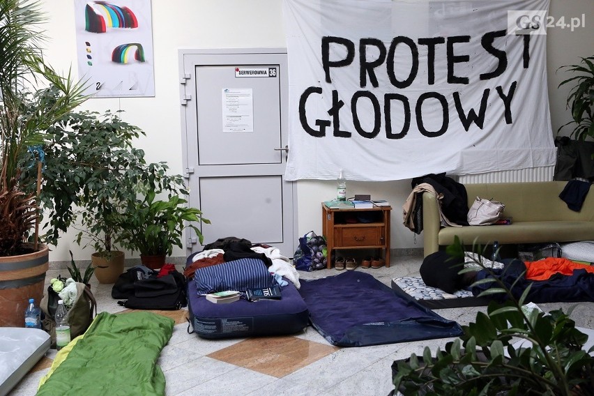 Protest rezydentów w Szczecinie. Głoduje już 10 lekarzy [WIDEO]