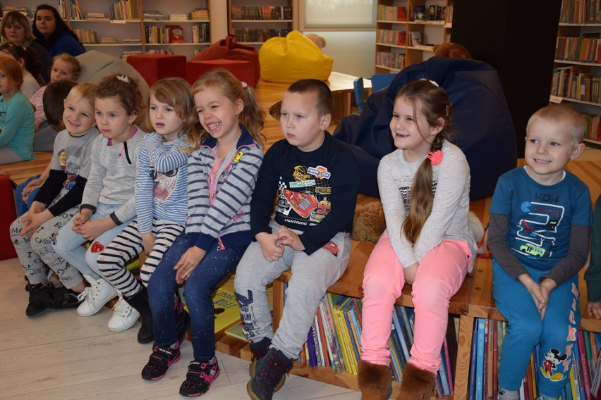 Maluchy z przedszkola w Dobrem zawędrowały do radziejowskiej biblioteki - usłyszały ulubione bajki