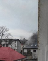 Spłonęło piętro domu jednorodzinnego w Wielkim Kacku. Mieszkaniec ewakuował się przed przyjazdem straży pożarnej | ZDJĘCIA