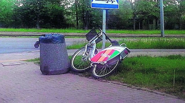 Jeden z rowerów miejskich od środy jest przypięty do znaku przy ul. Tymienieckiego. 