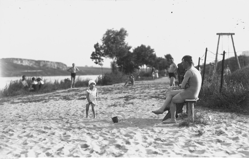 Wykąpać się w Wiśle, plażować u stóp Wawelu, czyli archiwalne zdjęcia kąpielisk nad Wisłą [GALERIA]