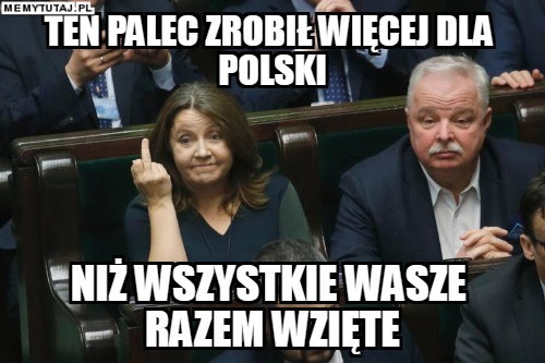 Joanna Lichocka pokazała w Sejmie środkowy palec.  Zobacz...