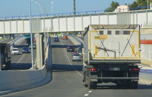 Ten kierowca mknął z górki ponad 100 km/h.