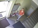 Kolporter ulotek załatwił się na klatce schodowej [wideo] 