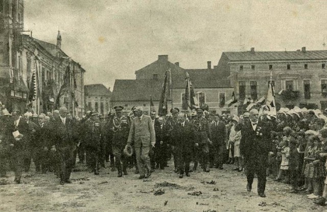 Rok 1929. Burmistrz Roman Mayzel (z prawej) prowadzi delegację z prezydentem Ignacym Mościckim przez Rynek w Oświęcimiu