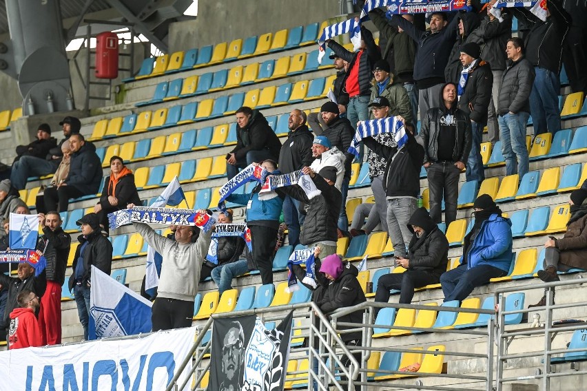 Kibice Zawiszy Bydgoszcz za płotem i Bałtyku Gdynia na...