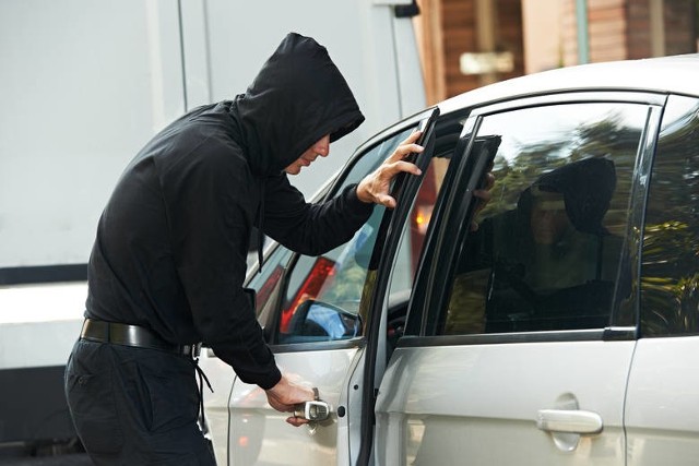 Jakie marki pojazdów kradną złodzieje? Policja przedstawiła najnowsze statystyki. Zrobiła to pierwszy raz od 2013 roku. Co wynika z podanych danych? Okazuje się, że w 2018 roku złodzieje ukradli ponad 13,5 tys. aut. Czyli codziennie z ulic znikało ok. 37 samochodów. Najczęściej do kradzieży dochodzi w Warszawie. A jak sytuacja wygląda w Lubuskiem? W minionym roku  skradziono u nas w sumie 350 pojazdów, głównie osobowych. Sprawdź, czy nie masz auta marki, która znajduje się w grupie tych, co najczęściej kradzione są w naszym regionie. Czytaj również: 500 zł mandatu dla kierowców za nietrzymanie rąk na kierownicy, nie wykonywanie poleceń policjanta. Zmiany już od 7 listopadaWIDEO: Nowa moda wśród złodziei. Żyłą złota... baterie elektryczneźródło: TVN Turbo/x-news