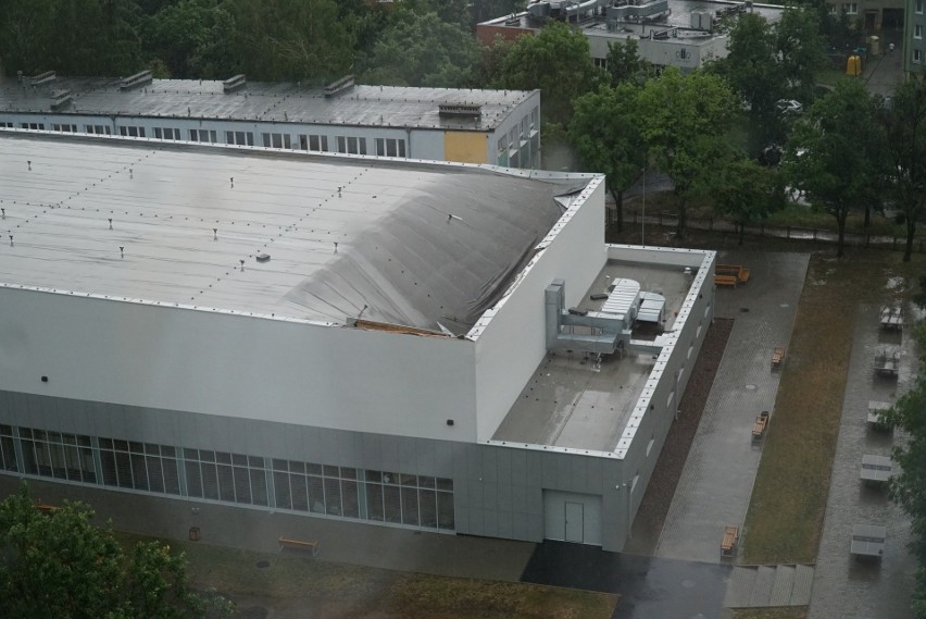 Zapadł się dach nowej hali sportowej na osiedlu Pod Lipami [ZOBACZ ZDJĘCIA]