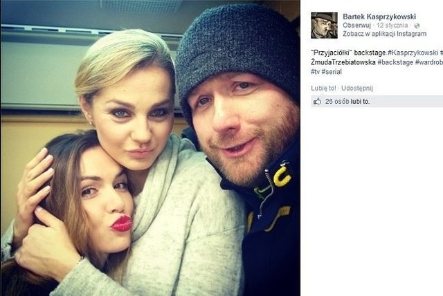 Marta Żmuda-Trzebiatowska, Małgorzata Socha i Bartek Kasprzykowski na planie serialu "Przyjaciółki" (fot. screen z Facebook.com)