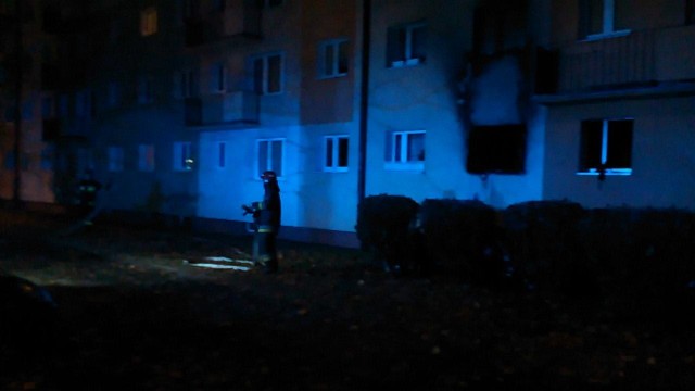 W piątek przed godziną 23. wybuchł pożar w bloku przy ul. Gałczyńskiego w Bydgoszczy.Pożar wybuchł w mieszkaniu na parterze. Na szczęście ogień został szybko opanowany. Strażacy podali dwa prądy wody. Jeden przez drzwi, drugi przez okno. Jak informują strażacy, trzy osoby zostały poszkodowane. Dwóm mężczyznom i kobiecie pierwszej pomocy udzielali strażacy. Po przybyciu na miejsce pogotowia ratunkowego lekarz stwierdził zgon jednego z mężczyzn. Drugiego mężczyznę i poparzona kobietę zabrano do szpitala. 9 osób ewakuowano z budynku. Podstawiono dla nich specjalny autobus.Na miejscu pracowało 5 zastępów straży pożarnej.Wstępna przyczyna pożaru to zaprószenie ognia w kuchni. Dochodzenie w tej sprawie prowadzi policja. 