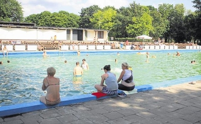 Mieszkańcy obawiają się, że jeśli pływalnia letnia w parku Kasprowicza nie zostanie wyremontowana, to ulegnie dalszej degradacji i w końcu zostanie zamknięta