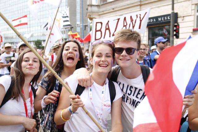 Uczestnicy ŚDM goszczący w diecezji opolskiej zrobili raban w stolicy regionu. Po odmówieniu o 15.00 koronki do Miłosierdzia Bożego wielotysięczny tłum ruszył z pl. Wolności ul. Ozimską w stronę osiedla AK, śpiewając, tańcząc i bawiąc się razem.- Opole, Opole, Opole!- skandowali Francuzi z balkonu „Rzemieślnika”. Czech Republik – odkrzykiwali im z dołu Czesi. Śpiewy w różnych językach mieszają się z okrzykami. Francuzi i Niemcy razem robią „Szkocję”.  Polacy śpiewają hymn ŚDM, Francuzi Marsyliankę.W gąszczu flag z ponad 20 krajów przesuwa się tłum z całego świata. Młodzi chętnie nawiązywali kontakt z opolanami, którzy przyszli ich przywitać i pomachać z chodników.- Jezus Cię kocha  - rzuca w ich stronę młody Brazylijczyk. – Ciebie też – odpowiadają z uśmiechem. - To jest fantastyczne, że tylu młodych ludzi nie wstydzi się swojej wiary – mówią panie Katarzyna Bogacz i Beata Frydel z Niwek w parafii Szczedrzyk. – Umieją się gorąco modlić i potrafią się świetnie bawić. W naszych domach goszczą podczas ŚDM młodzi Niemcy z Erfurtu. Mili, sympatyczni ludzie.- Cieszymy się, że tylu ludzi przybyło do Opola. To ich przejście jest świętem – mówią Teresa Banasek i Eugenia Smektała – Myślimy, że są zadowoleni z pobytu w Polsce, że im się u nas podoba i ten obraz zabiorą do swoich krajów.Około 17.00 barwny korowód dotarł do tzw. górki śmierci. Tu młodzi mogli się posilić. Będą potrzebowali sił do tańca i śpiewu. Na plenerowej scenie rozpoczyna się koncert „Siewców Lednicy”.