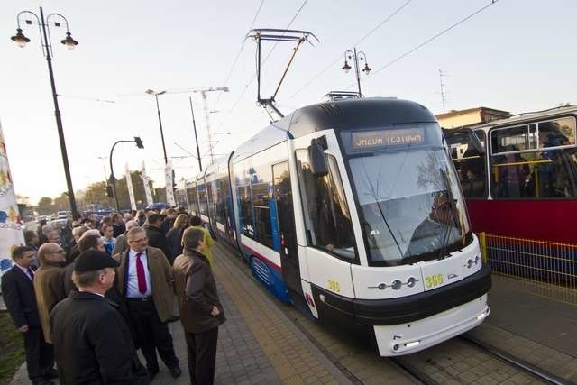 Tramwaj Swing produkowany przez PESA wyjechał na bydgoskie toryTramwaj Swing produkowany przez PESA wyjechał na bydgoskie tory