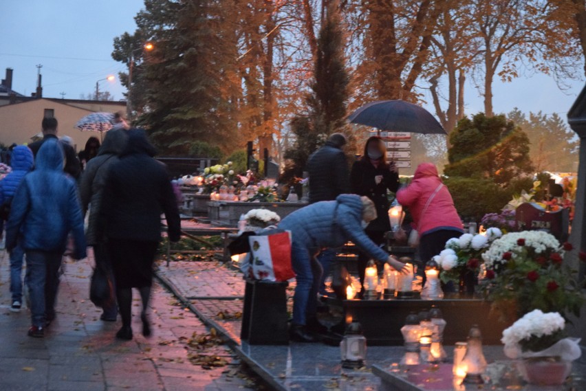 Wieluń. Ludzie masowo odwiedzają cmentarze! Efekt dzisiejszej decyzji premiera ZDJĘCIA, FILM