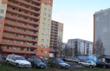 Ulica Kulczyńskiego w Słupsku. W nowych blokach młodzi się bawią