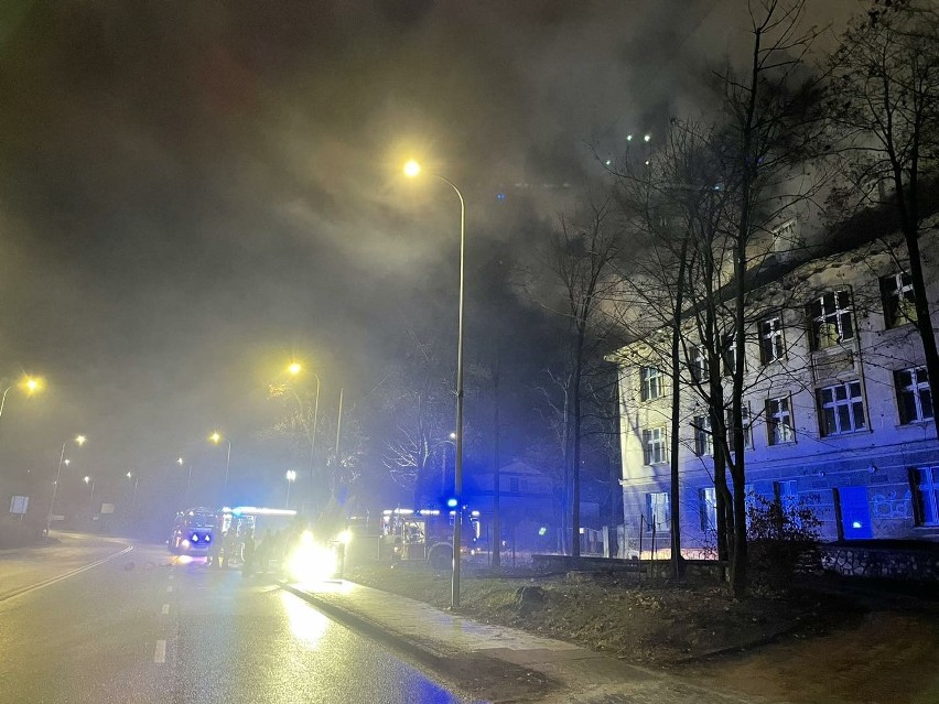Kolejny raz płonął dawny szpital przy Ogrodowej w Kielcach! Zobacz zdjęcia i wideo
