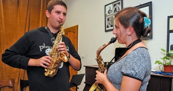 Tomek Kasperski i Justyna Głażewska, oboje z czwartej klasy saksofonu, przyznają że warsztaty z wybitnymi muzykami to dobra okazja, by podszkolić swoje umiejętności oraz zintegrować się ze środowiskiem artystycznym.