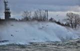 Sztorm na Bałtyku. Fale przelewają się przez umocnienia [zdjęcia] 