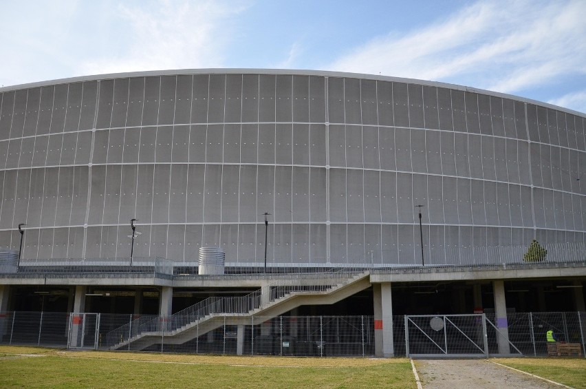 Wrocław: Stadion Miejski uszkodzony. Membrana ma dziurę. Idzie do naprawy