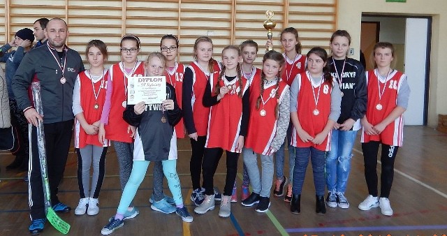 Zespół dziewcząt ze Szkoły Podstawowej w Rytwianach zajął w tych igrzyskach trzecie miejsce. 