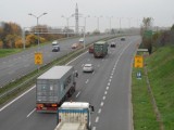 Zderzenie pięciu samochodów na DTŚ w Świętochłowicach. Jezdnia w kierunku Katowic jest nieprzejezdna
