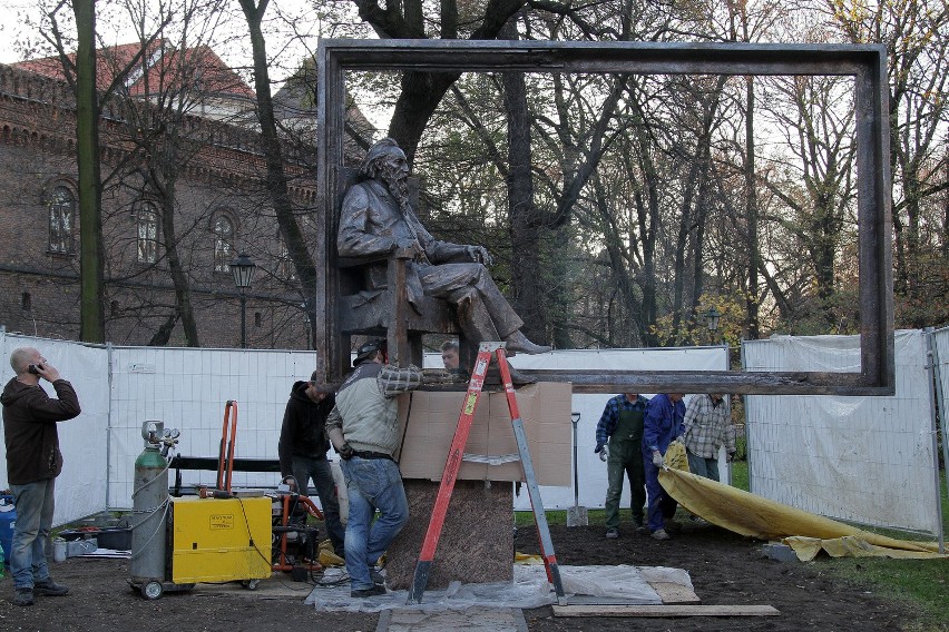 Kraków: stawiają pomnik Matejki. Odsłonięcie we wtorek [ZDJĘCIA]