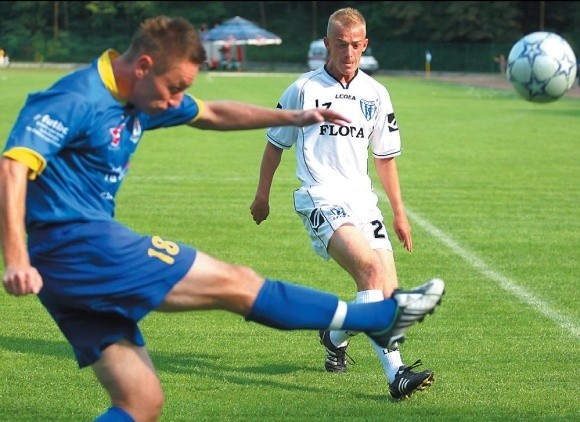 Łukasz Polak (biały strój) strzelił dla Floty w meczu z Sandecją pięknego gola.