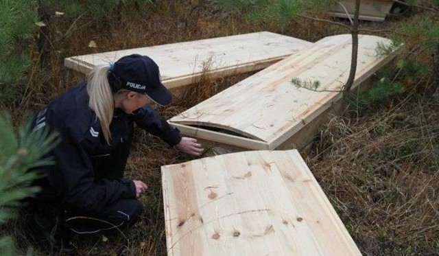 Złodzieje samochodów odkryli w jednym z aut 12 trumien. Porzucili je w lesie