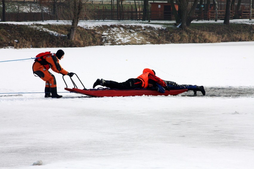 Strażacy pokazali co robić, gdy załamie się lód [ZDJĘCIA]