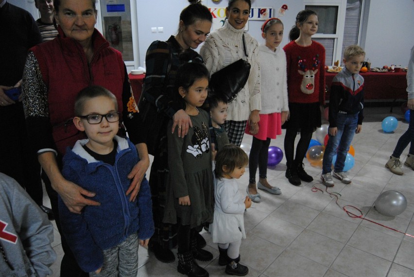 Święty Mikołaj odwiedził dzieci w Kuzkach z workiem pełnym prezentów (ZDJĘCIA)