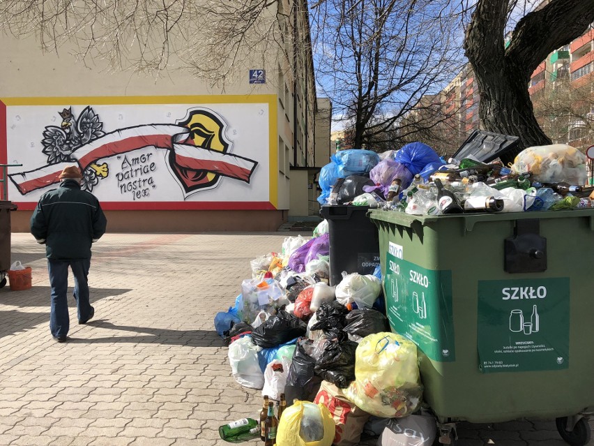 Góry śmieci przy Hallera 42. Bo wyrzucają tu też mieszkańcy sąsiedniego bloku