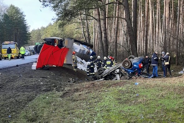 We wtorek (4 lutego) po godzinie 8 na 269 kilometrze drogi krajowej nr 10, w okolicach Emilianowa, między Stryszkiem a Toruniem, doszło do śmiertelnego wypadku.Jak informują strażacy, samochód osobowy zderzył się z ciężarówką. Kierowca osobowego auta nie żyje. To 63-letni mieszkaniec powiatu bydgoskiego. Kierowca ciężarówki jest pod opieką ratowników medycznych. Materiały budowlane, które przewoził, wysypały się na jezdnię. Droga krajowa nr 10 była zablokowana, bo oba pojazdy leżały w rowach. Jak informuje nas kom. Przemysław Słomski z Komendy Wojewódzkiej Policji w Bydgoszczy, ze wstępnych ustaleń wynika, iż kierujący samochodem osobowym marki Audi zaczął wyprzedzać pojazd na łuku drogi i zderzył się czołowo z jadącą z naprzeciwka ciężarówką marki MAN.