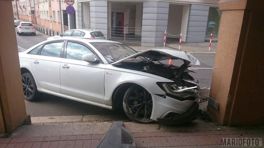 Pijany kierowca audi wjechał w filar hotelu Piast w Opolu