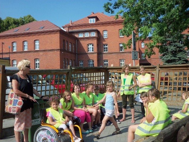 Uczestnicy projektu dostali kamizelki odblaskowe, aby byli bezpieczni na drogach.