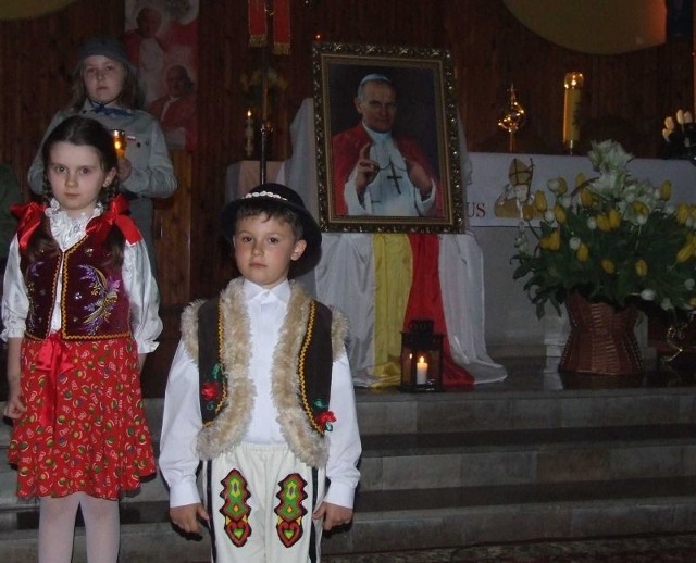 W sobotę dzieci z Bukowy ubrane w stroje góralskie czuwały przy relikwiach Jana Pawła II w swoim kościele parafialnym.