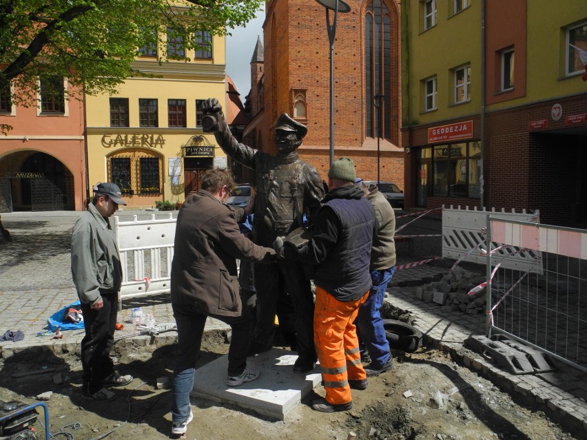 Stargard. Rzeźba kolejarza przyjechała do miasta. Trwa montaż 