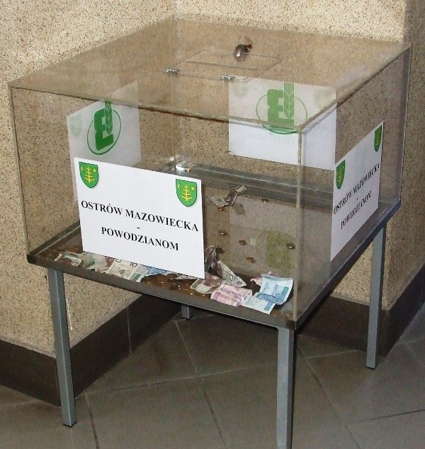 Szklana skarbona stoi na korytarzu Urzędu Miasta
