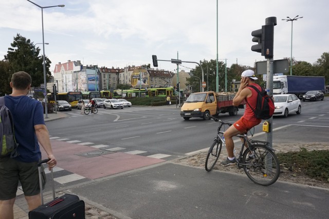 Mieszkańcy i radni dopięli swego i za jakiś czas po każdej stronie ronda Śródka będzie można korzystać z naziemnych przejść dla pieszych.