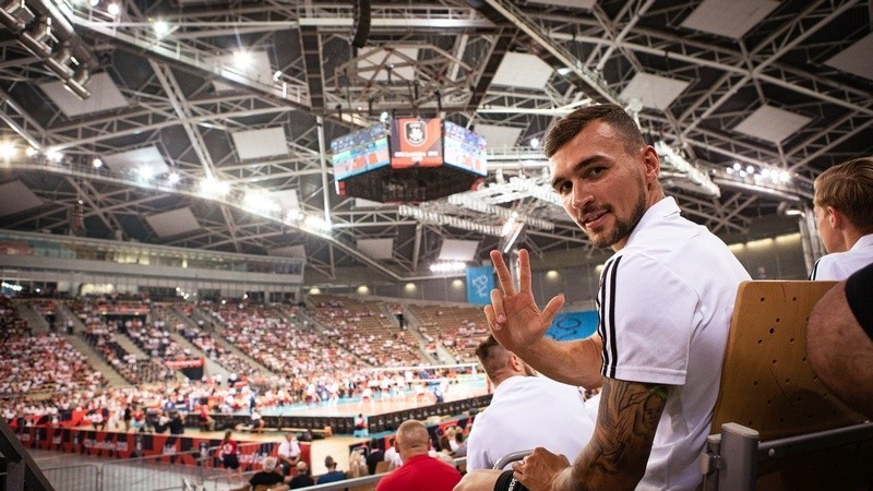 Piłkarze ŁKS dopingowali polskie siatkarki w trakcie meczu z Ukrainą [ZDJĘCIA]