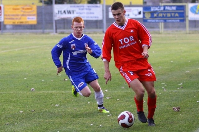 Opolski Związek Piłki Nożnej wyjaśnia, czy Denis Kotula (z prawej) mógł grać jesienią w barwach TOR-u.