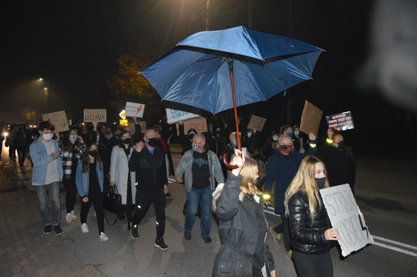 Protest w Suchedniowie. Skandowali "Moja pusia, nie Jarusia" [ZDJĘCIA, WIDEO]