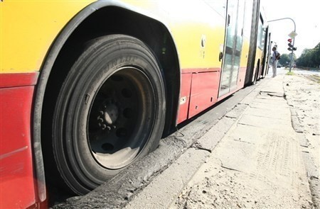 Autobus wtopił się w asfalt (FILM)
