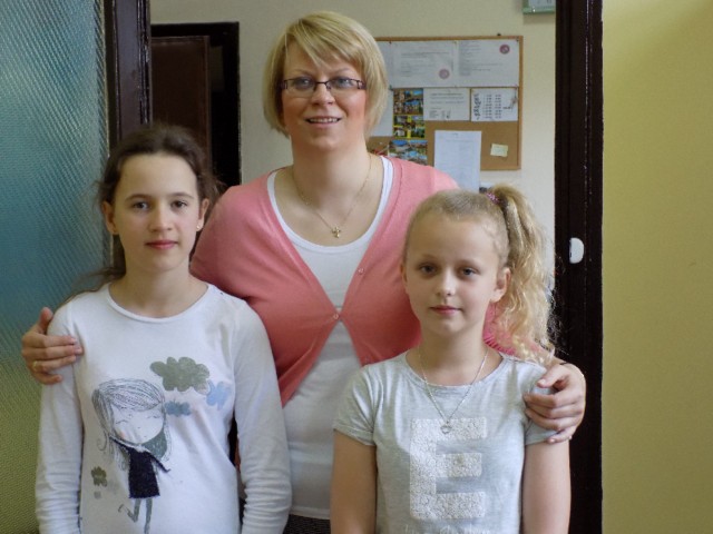 Natalia Kecman (z lewej) i Julia Wróblewska, utalentowane uczennice z klasy VB Szkoły Podstawowej nr 2 w Żaganiu. W środku wicedyrektor Małgorzata Ponikowska-Knap.